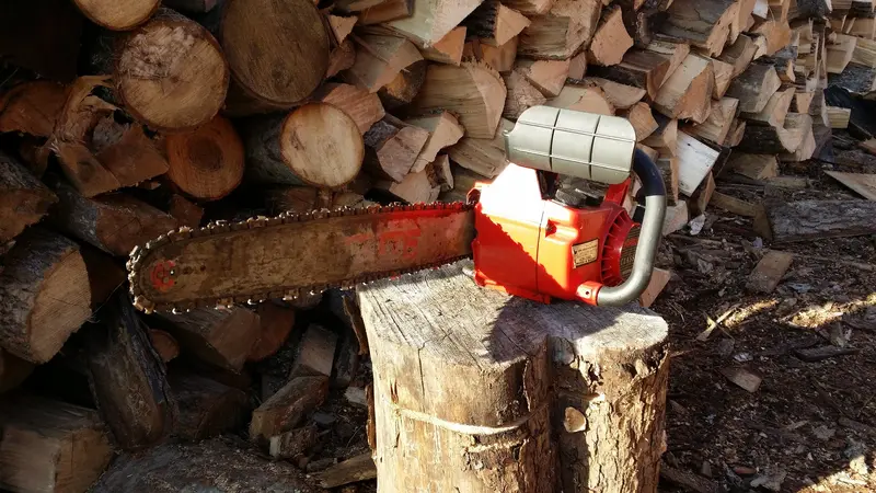 Classic Homelite 180 16-Inch Chainsaw – Retro Design, Solid Build 1